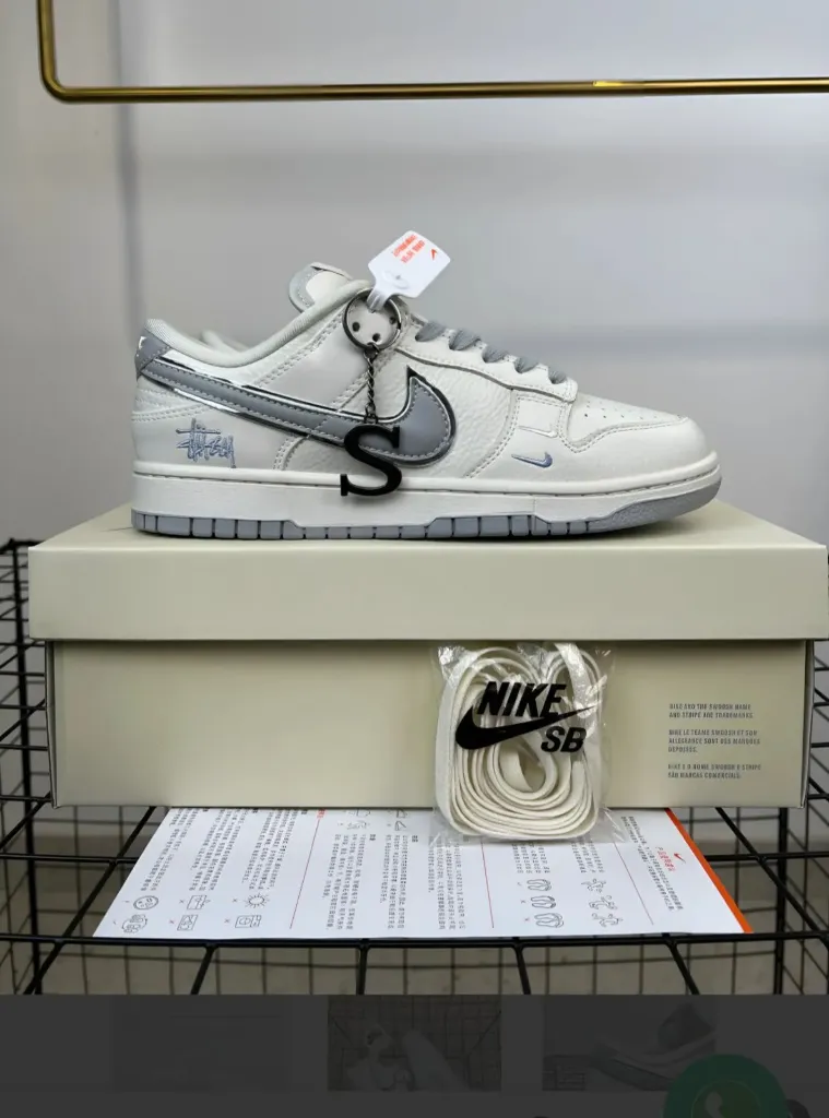 NIKE SB DUNK STUSSY S 2025 KEYCHAIN OG GREY (40)