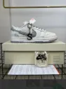 NIKE SB DUNK STUSSY S 2025 KEYCHAIN OG GREY