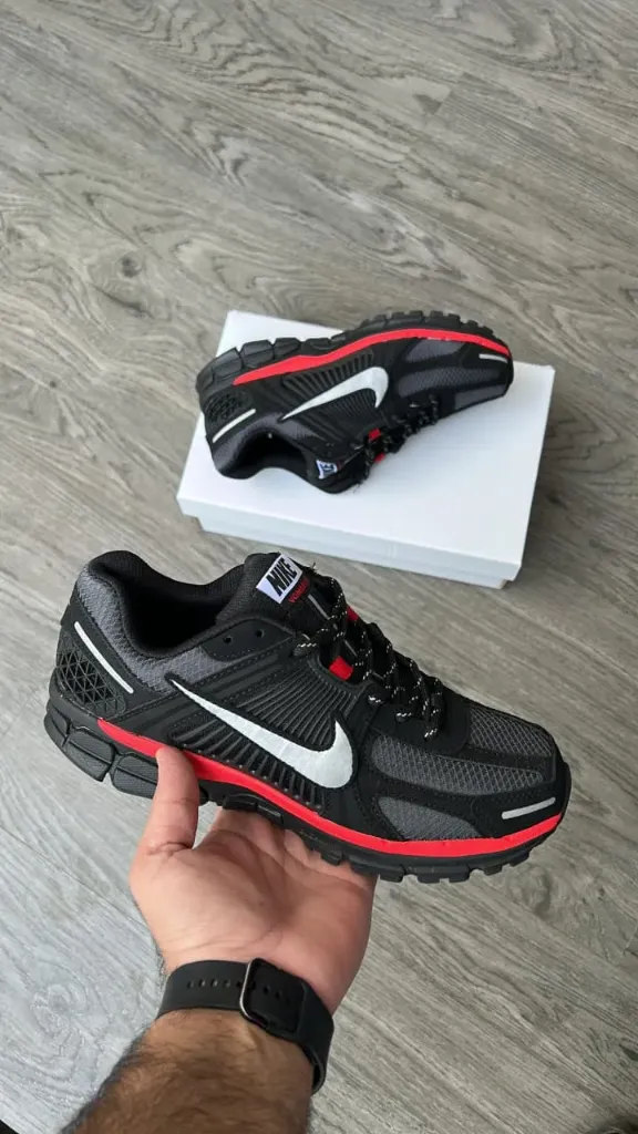 Nike zoom vomero 5   (40, Black)