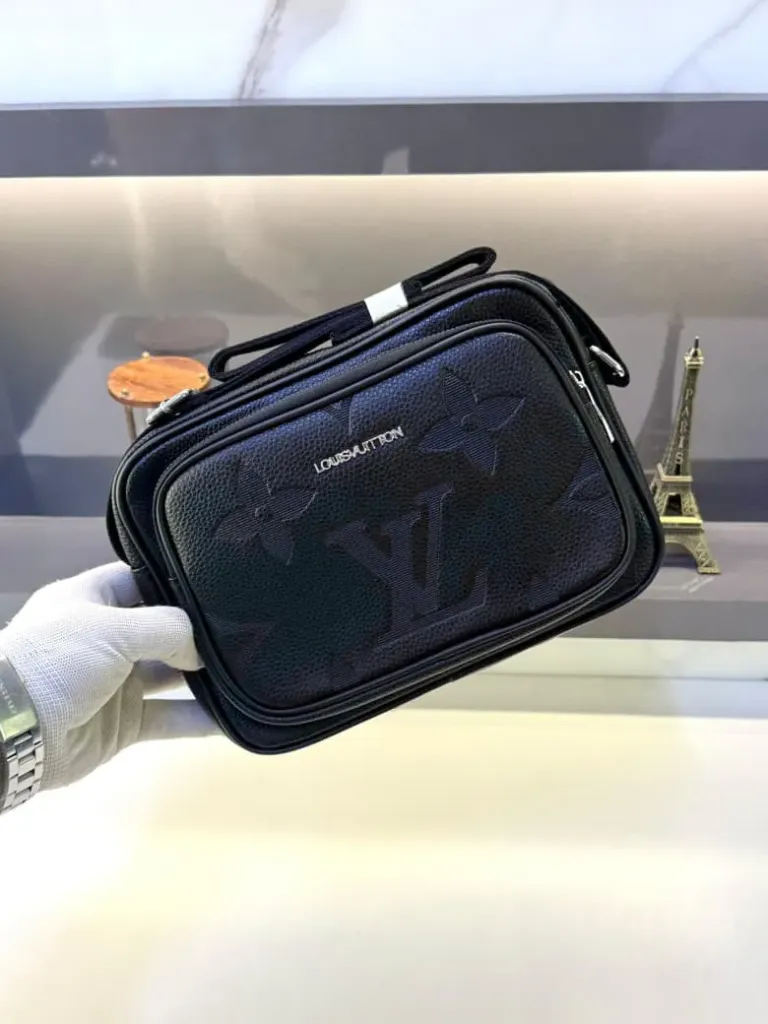 Louis Vuitton Imported Quality Black Bag Hand Pouch