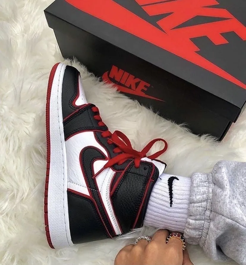  AIR JORDANS RETRO 1 MID BLOODLINE