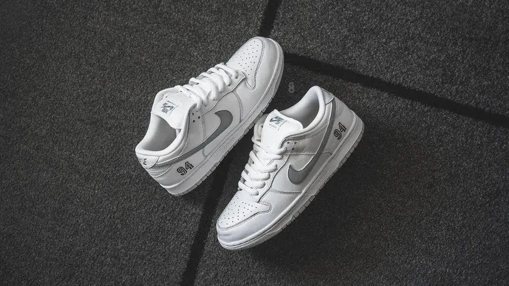 ⁠SB DUNK LOW X SUPREME